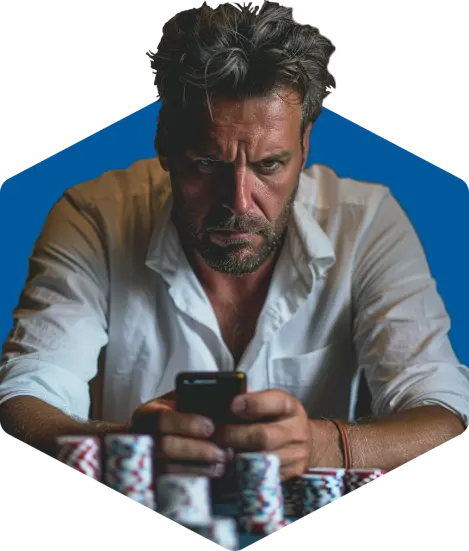 Image d'un homme jouant au poker avec son téléphone dans les mains