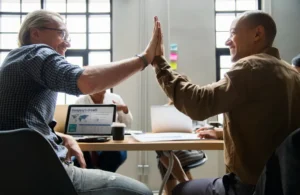 deux hommes se tapant dans la main
