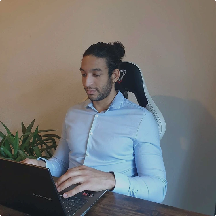 Thomas André-Lubin en train de créer un site internet sur son ordinateur