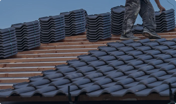 Artisan couvreur posant couverture