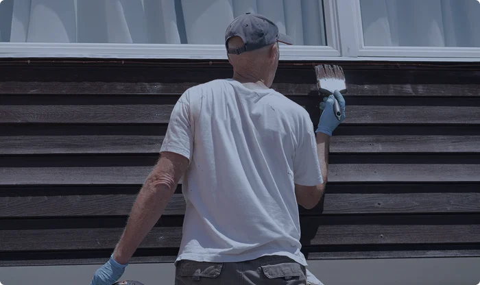 Artisan peintre peignant boiserie