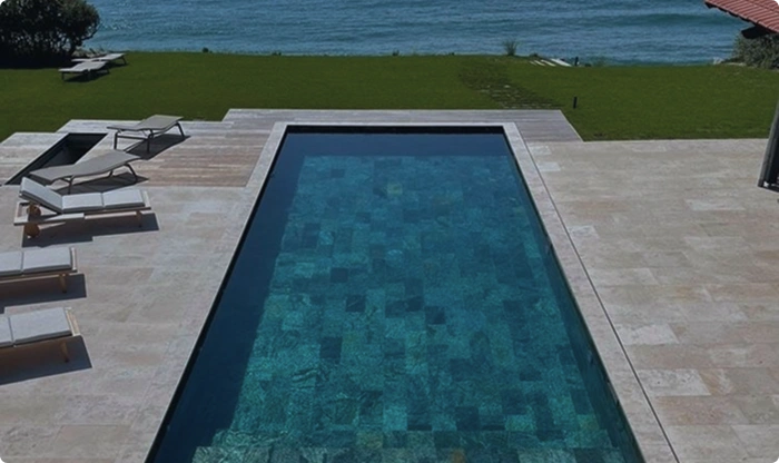 Piscine en bord de lac